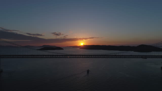 Antenne---Sonnenuntergang-und-die-Landschaft-der-Seto-Inlandsee-und-Seto-Ohashi-Brücke-Zoom-out