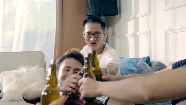 junge-asiatische-Erwachsene-Männer-sammeln,-trinken-Bier-Toasten