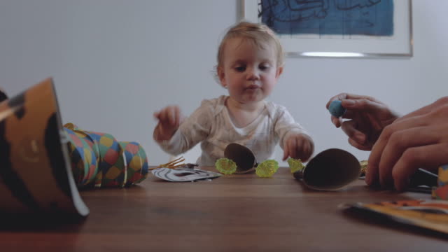 Bebé-a-la-mesa-con-objetos-de-fiesta