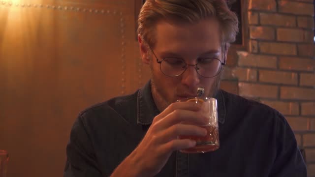 Porträt-von-einem-rothaarigen-Mann-einen-Cocktail-trinken