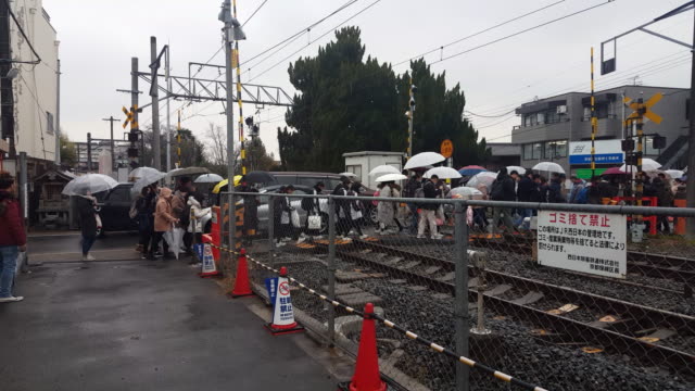 japanische-zu-Fuß-überqueren-eine-Eisenbahn