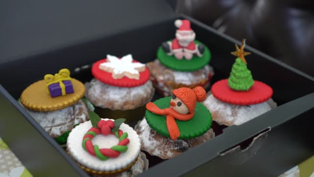 Sweet-gift.-Box-with-Christmas-Cupcakes