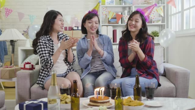asiatische-Geburtstagslied-singen-gemeinsam-feiern