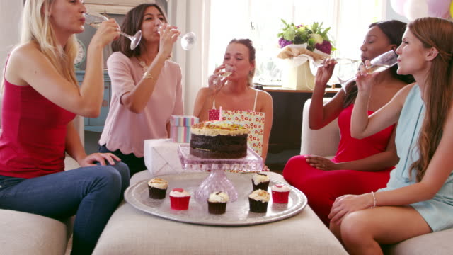 Weibliche-Freunde-feiert-Geburtstag-zu-Hause-aufgenommen-auf-R3D