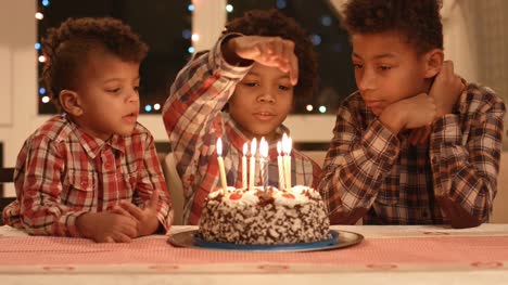 Junge-zählen-Kerzen-auf-dem-Kuchen.