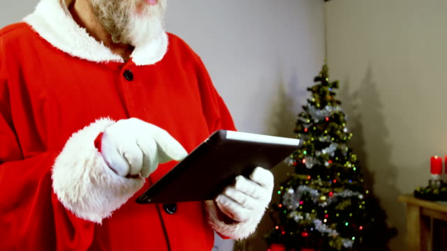 Santa-claus-mit-digitalen-tablet