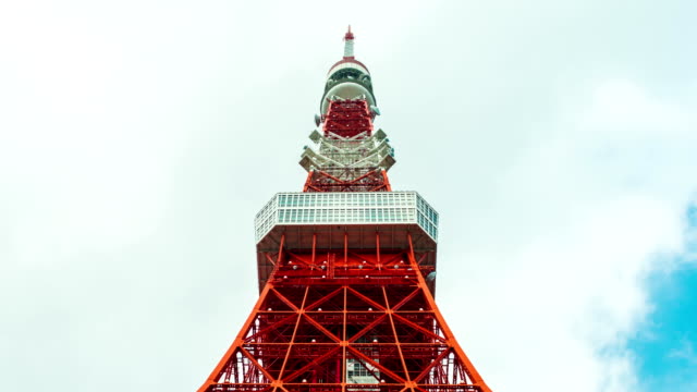 Lapso-de-tiempo-de-la-torre-de-Tokio-en-el-cielo-azul