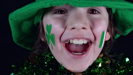 4K-Kind-feiern-St.-Patricks-Day-Lachen-aufgeregt