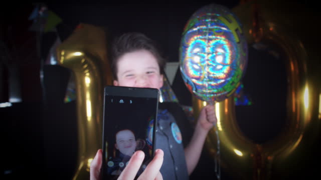Partido-de-4-K-10-cumpleaños-niño-Selfie-en-teléfono-divertido