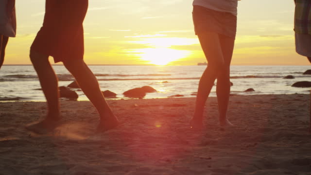 Beine-glücklicher-Jugendlicher-tanzen-am-Strand-im-Sunset-Light-Slow-Motion-60-FPS.