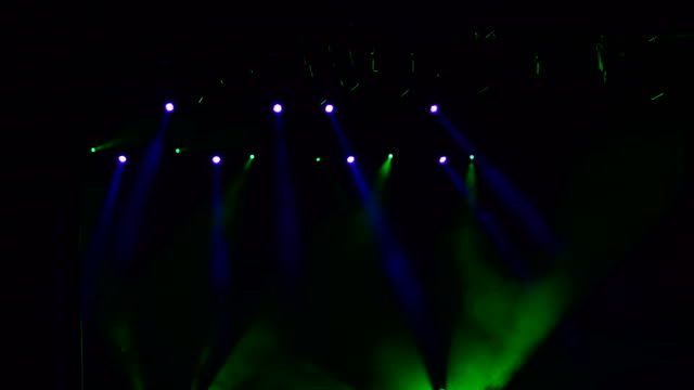 Blaues-und-grünes-Licht-auf-der-Bühne.