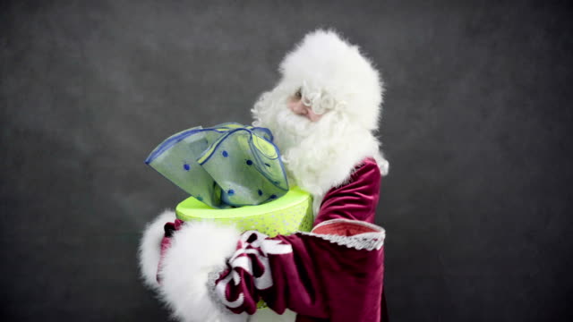 lustige-Weihnachtsmann-mit-Geschenk-tanzen