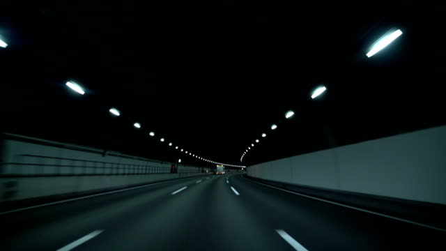 in-den-dunklen-Tunnel-fahren