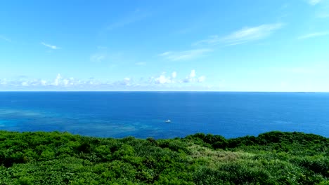 die-wunderschöne-Seenlandschaft-auf-Okinawa-in-Japan