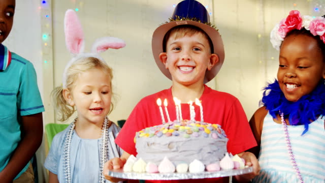 Glückliche-Kinder-am-Tisch-während-Geburtstag-party-4k