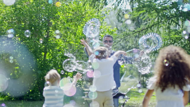 Niños-jugando-en-el-Show-de-burbujas-al-aire-libre