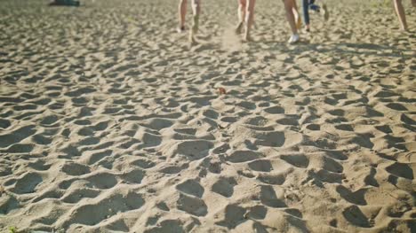Füße-laufen-auf-dem-Sand