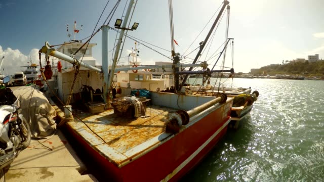 Kleine-Schiffe-fischen-gedrückt-durch-den-Wind-zum-Pier-im-Hafen