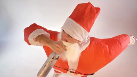 Santa-Claus-bebe-de-una-botella-y-cae.