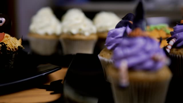 Cupcakes-con-glaseado-de-sombrero-y-las-piernas.-Delicioso-Muffin-como-bruja.-Concepto-de-Halloween