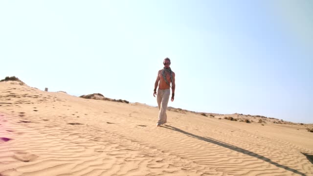 Hombre-joven-con-gafas-steampunk-caminar-solo-en-el-desierto
