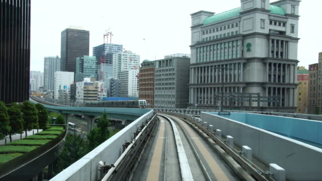 Tren-de-alta-velocidad-llegar-en-el-Centro-Olímpico-de-negocios-en-Tokio