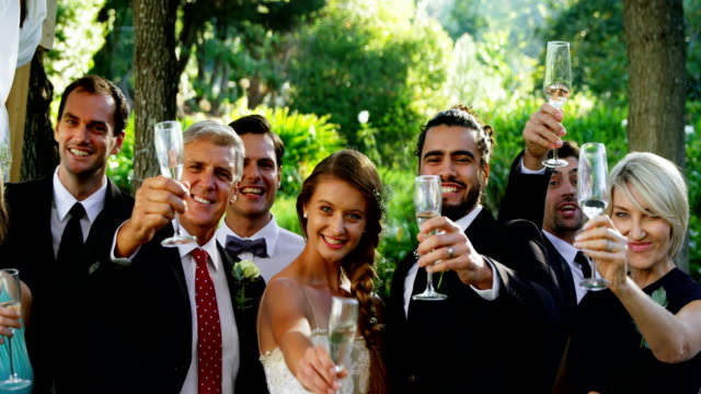 Gäste,-Braut-und-Bräutigam-Champagner-Toasten-Flöten-4K-4k