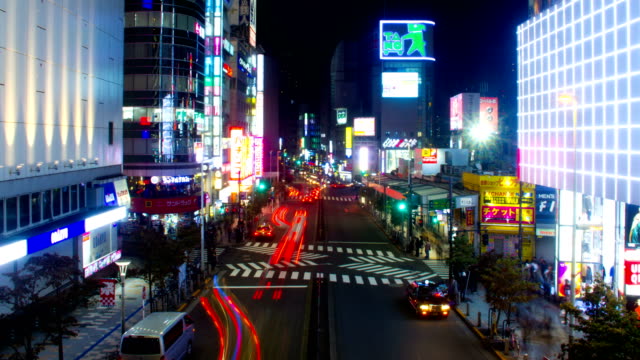 Ampliar-el-lapso-4K-de-noche-cerca-de-Odakyu-Bldg.-en-lado-del-oeste-de-Shinjuku