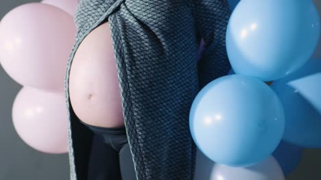 Schwangeren-Bauch-Bump-Mädchen-junge-rosa-blau-farbigen-Ballons-Feier-Babyparty-offenbaren-Annoucement-Konzept-Mutterschaft-Mutterschaft-Leben-hautnah