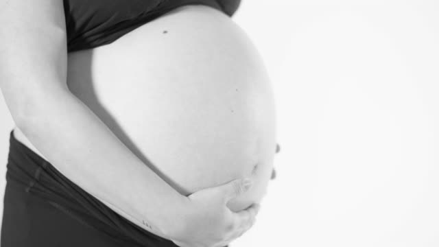 Erwartet-schwanger-Baby-Mama-dicken-Bauch-Schwangerschaft-Hände-reiben-auf-der-Haut