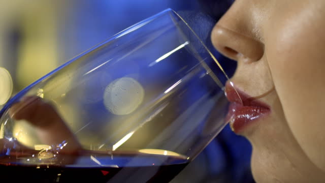 Woman-drinks-red-wine