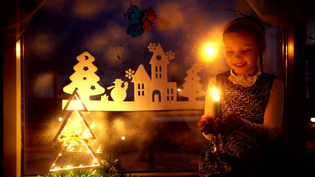 kleines-Mädchen-sieht-Kerze-und-Träume.-Neujahr-Dekorationen-Weihnachtsbaum.