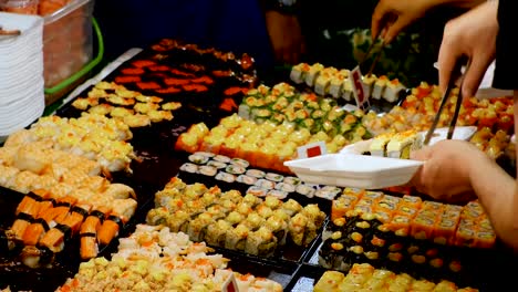 Asian-Sushi-on-the-Counter-in-the-Night-Food-Market-of-Jomtien.-Pattaya,-Thailand