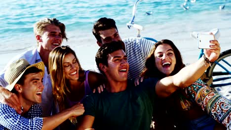 Mann-unter-Selfie-mit-seinen-Freunden-am-Strand-4k