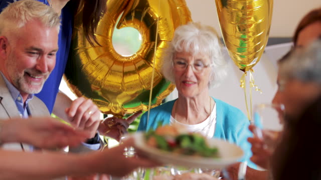 Überraschungs-Dinner-Party-für-Gran