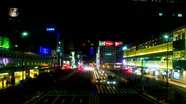Nacht-Zeitraffer-in-der-Nähe-von-Bahnhof-Shinjuku-Südseite-breite-erschossen