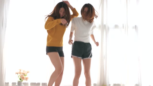 Asiatische-Lesben-Paare-tanzen-auf-Bett,-tanzen-Teenage-Girls-mit-Fun,-Fun-Aktivität-von-zwei-Mädchen-im-Schlafzimmer.