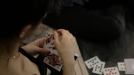 Sexy-Mädchen-Brünette-ist-Spielkarten,-junge-Frau,-mittleren-Schuss,-Junggesellinnenabschied,-Spaß.