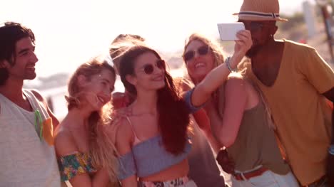 Multi-ethnischen-Hipster-Freunde-unter-Selfies-am-Strand-im-Sommer