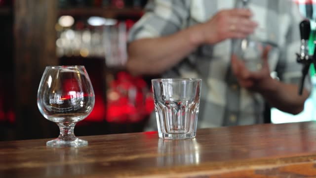 Barman-or-bartender-preparing-alcohol-cocktail-in-restaurant