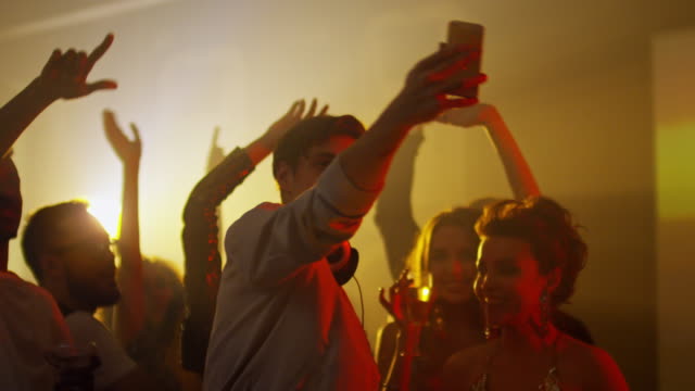 Männliche-DJ-nehmen-Selfie-auf-Party