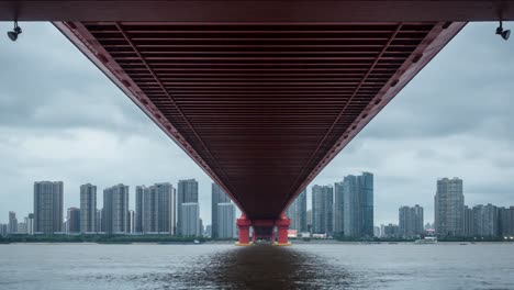 tiempo-nublado,-red-puentes-en-el-agua-y-ciudades-distantes.-Fotografía-Time-lapse