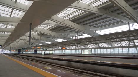 Zhuhai-Stadt-Zug-Bahnhof-Plattform-Slow-Motion-Panorama-4k-china