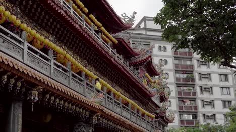 Tallas-de-piedra-y-la-arquitectura-clásica-en-templo-asiático.