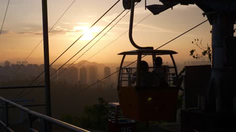 Sonnenuntergang-Himmel-Zhuhai-Stadtbild-Park-View-Drahtseilbahn-Panorama-4k-china