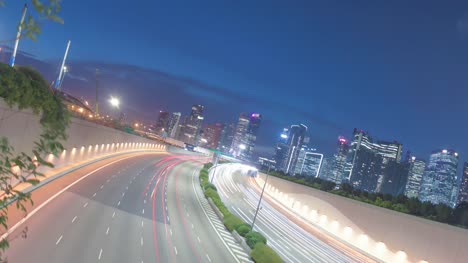 Zeitraffer-Clip-von-Singapur-Stadtverkehr-entlang-der-Autobahn-bei-Sonnenuntergang