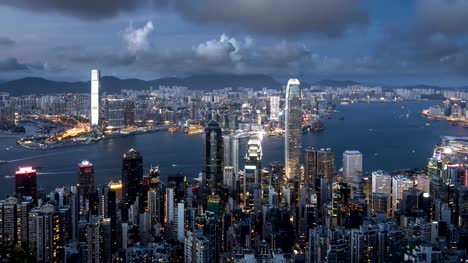 am-Abend-schwenken-Zeitraffer-vom-Gipfel-in-Hongkong