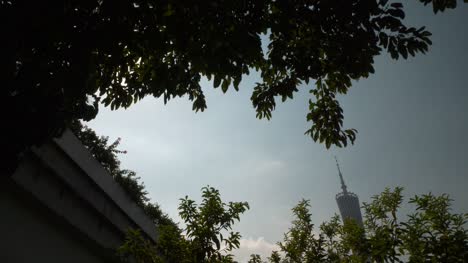 sonnigen-Tag-Guangzhou-Stadt-Park-berühmten-Turm-Slow-Motion-Panorama-4k-china