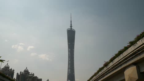 sonnigen-Tag-Guangzhou-Stadt-berühmten-Turm-Fluss-Bucht-Slow-Motion-Panorama-4k-china