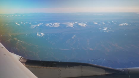 sonnigen-Tag-fliegen-Flugzeug-Flügel-Passagier-Fenster-Ansicht-Panorama-4k-china